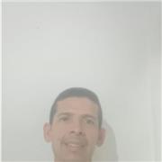 Soy profesor de química. Tengo 18 años de experiencia. Tanto de bachillerato como a nivel superior. Voy si grano con los problemática de los estudiantes, directamente a lo que ellos necesitan. Busco que el estudiante no solo salga de su aprieto sino que l
